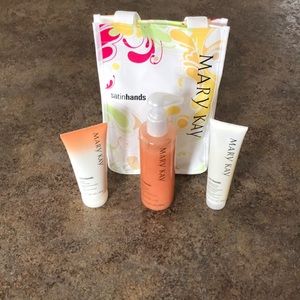 *NEW* Mary Kay Satin Hands Set